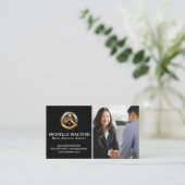 Zakenmensen die handen schudden visitekaartje (Staand voorkant)