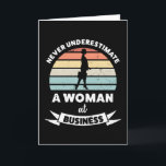 Zakenvrouw Cadeau Moeder Kaart<br><div class="desc">Onderschat nooit een vrouw in het bedrijfsleven. Grappig cadeau ideaal voor zakenvrouwen / ondernemers die een bedrijf of winkel runnen. Koop het als kerst-,  verjaardags- of moedersdagcadeau voor je vrouw of verloofde.</div>