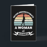 Zakenvrouw Cadeaupakket Moeder Kaart<br><div class="desc">Onderschat nooit een vrouw in het bedrijfsleven. Grappig cadeau ideaal voor zakenvrouwen / ondernemers die een bedrijf of winkel runnen. Koop het als kerst-,  verjaardags- of moederdagcadeau voor je vrouw of verloofde.</div>