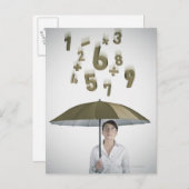 Zakenvrouw onder paraplu met cijfers en briefkaart (Voorkant / Achterkant)