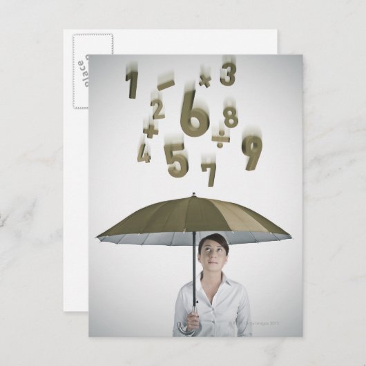 Zakenvrouw onder paraplu met cijfers en briefkaart (Voorkant / Achterkant)