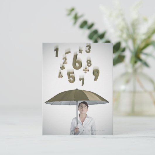 Zakenvrouw onder paraplu met cijfers en briefkaart (Staand voorkant)