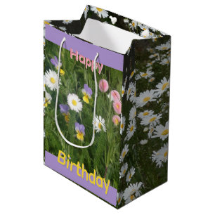 Zakje met viooltjes, madeliefjes en roze bloemen