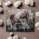 Zal je me foto maken? legpuzzel<br><div class="desc">Vraag haar om met je te trouwen met een aangepaste fotopuzzel. Het ontwerp kenmerkt enige foto,  typografische manuscript "'Will u me? in trendy letters aankleven. Personaliseer met een naam.</div>