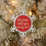 Zal je me met een gouden rood naamvoorstel trouwen tin sneeuwvlok ornament<br><div class="desc">Zal u me gouden rode het naamvoorstel van het douanemanuscript Snowflake Pewter kerstversiering trouwen. Elegant schattig faux goud en crimson red ornament. Romantisch kerstverloving,  huwelijksvoorstel.</div>
