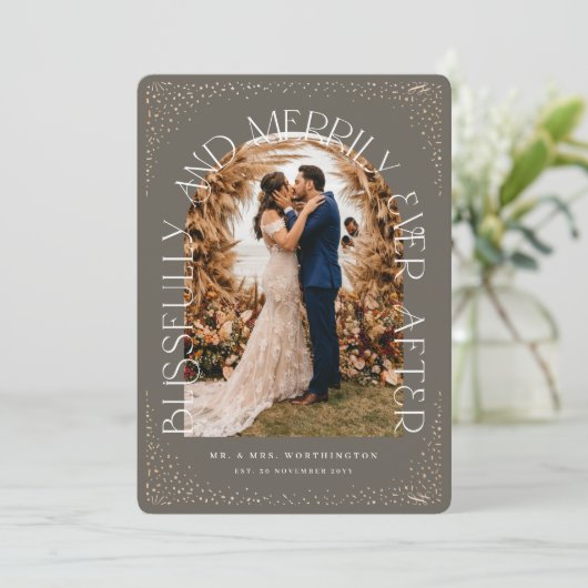 Zalig & vrolijk ooit na boog bruiloft foto feestdagenkaart (Staand voorkant)