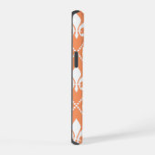 Zalm Fleur de Lis met monogram iPhone 15 Hoesje (Rechterkant)