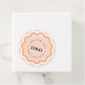 Zalm Roze Wavy Squiggle Retail Custom Logo Label (In situ)