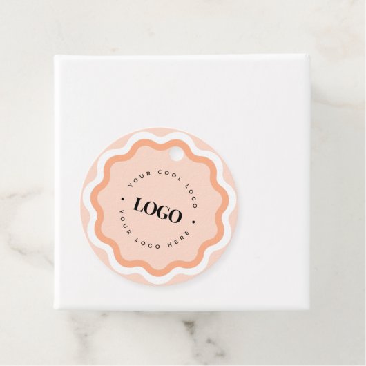 Zalm Roze Wavy Squiggle Retail Custom Logo Label (In situ)