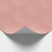 Zalmkleur Chic Script Klasse van 2025 Afstuderen Cadeaupapier (Hoek)