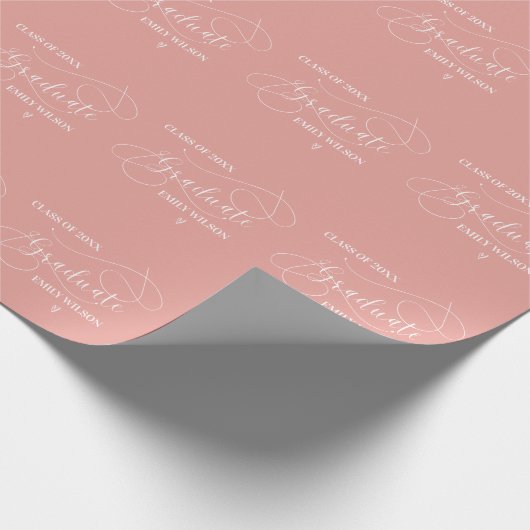 Zalmkleur Chic Script Klasse van 2025 Afstuderen Cadeaupapier (Hoek)