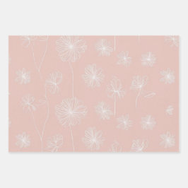 Zalmroze met een delicate witte bloemrijke vintage inpakpapier vel