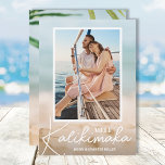 Zand en Zee Strand Foto Mele Kalikimaka  Feestdagenkaart<br><div class="desc">Deel je favoriete vakantiefoto van het strand of een foto van warm weer met onze vervaagde zand- en zee-holidaykaart met Mele Kalikimaka en je naam in chic witte tekst. Kies voor Matte voor het zwaarste papier en hoge definitie voor de beste afdrukkwaliteit.</div>