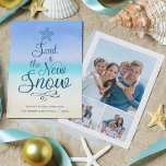 Zand is de nieuwe sneeuwkust Kerstmis 3 Foto Feestdagenkaart<br><div class="desc">Dit strand thema vakantie kaart is voorzien van script typografie met de zin "Sand is de Nieuwe Sneeuw" in de vorm van een kerstboom,  met een abstracte waterverf strand achtergrond. Op de achterkant staan drie foto’s.</div>