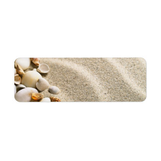 Zand met schalen en stangen. Beach-samenstelling Etiket