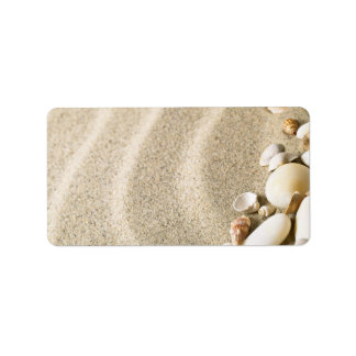 Zand met schelpen en stenen. Strandsamenstelling Etiket