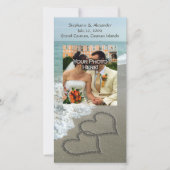 Zand schrijven op het strand, in elkaar grijpende save the date (Voorkant)