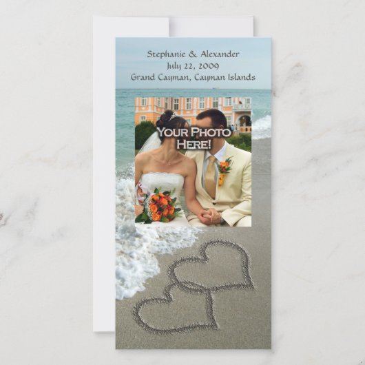 Zand schrijven op het strand, in elkaar grijpende save the date (Voorkant)