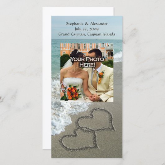 Zand schrijven op het strand, in elkaar grijpende save the date (Voorkant / Achterkant)