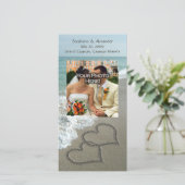 Zand schrijven op het strand, in elkaar grijpende save the date (Staand voorkant)