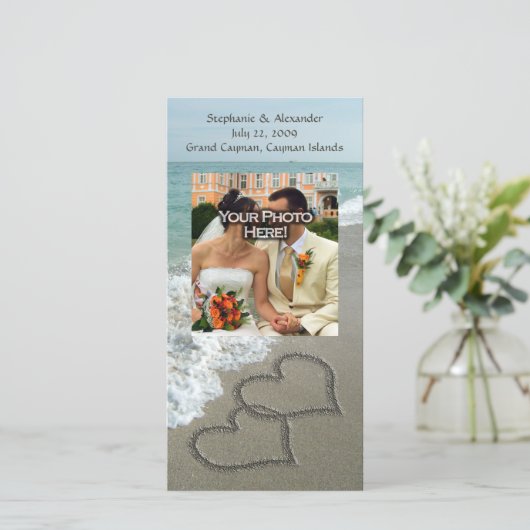 Zand schrijven op het strand, in elkaar grijpende save the date (Staand voorkant)