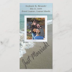 Zand schrijven op het strand, net getrouwd aankondiging