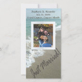 Zand schrijven op het strand, net getrouwd aankondiging (Voorkant)