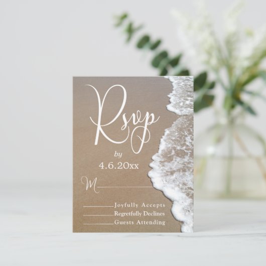 Zand & Schuim Strand Foto/Typografie Bruiloft RSVP Kaartje (Staand voorkant)