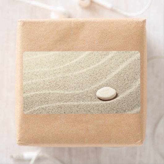 Zandachtergrond met witte steen etiket (Insitu)