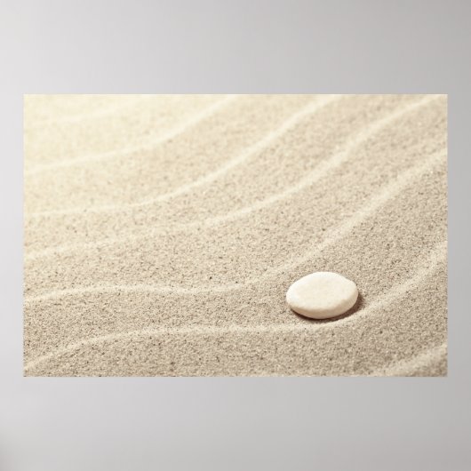 Zandachtergrond met witte steen poster (Voorkant)