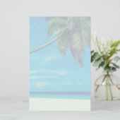 Zandachtig wit strand met tropische palmboom briefpapier (Staand voorkant)