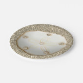 Zanddollar op glinsterend goud strandzand papieren bordje (Gekanteld)