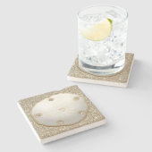 Zanddollar op schitterend goudkleurig strandzand stenen onderzetter (Zijkant)