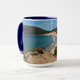 Zandduinen en prachtige blauwe baai mok