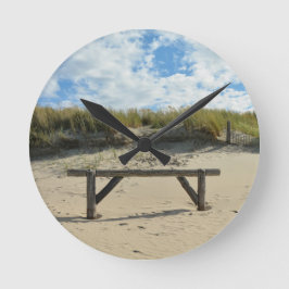 Zandduinen met houten hek ronde klok
