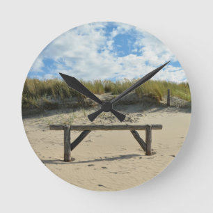 Zandduinen met houten hek ronde klok