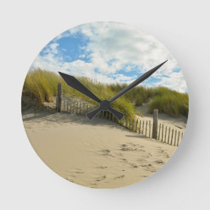 Zandduinen met houten hek ronde klok