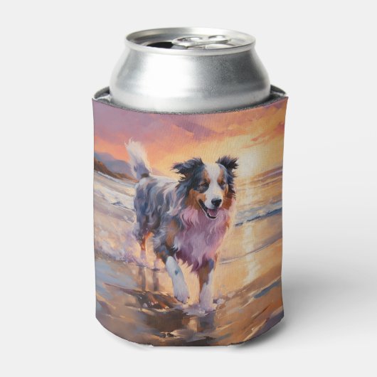 Zandige Australische Herder Hond op Strand Zonsond Blikjeskoeler (Blikje Voorkant)