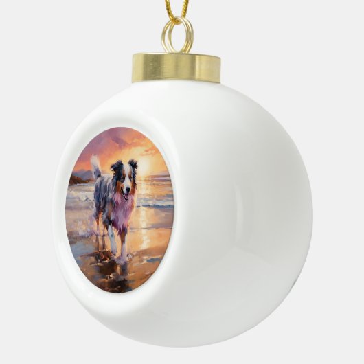 Zandige Australische Herder Hond op Strand Zonsond Keramische Bal Ornament (Rechts)