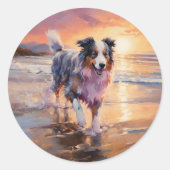 Zandige Australische Herder Hond op Strand Zonsond Ronde Sticker (Voorkant)