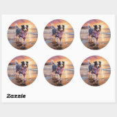 Zandige Australische Herder Hond op Strand Zonsond Ronde Sticker (Vel)