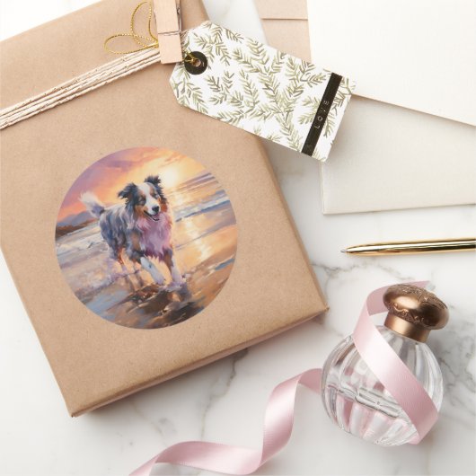 Zandige Australische Herder Hond op Strand Zonsond Ronde Sticker (Geschenken)