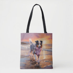Zandige Australische Herder Hond op Strand Zonsond Tote Bag