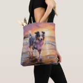 Zandige Australische Herder Hond op Strand Zonsond Tote Bag (Dichtbij)