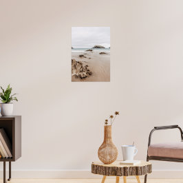 Zandige kust met rotsen, sombere oceaan esthetiek poster