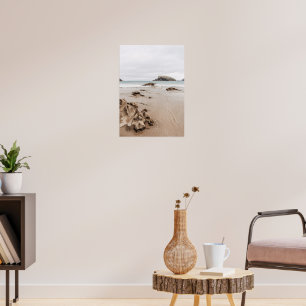 Zandige kust met rotsen, sombere oceaan esthetiek poster