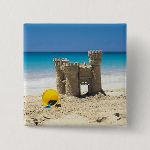 Zandkasteel en borgtocht op tropisch strand vierkante button 5,1 cm