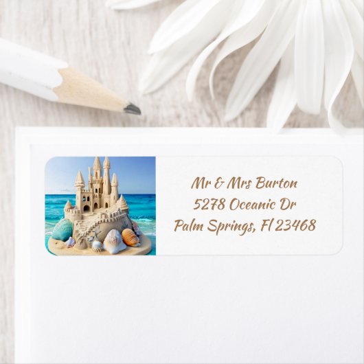 Zandkasteel en zeeschelpen op het strand etiket (Insitu)