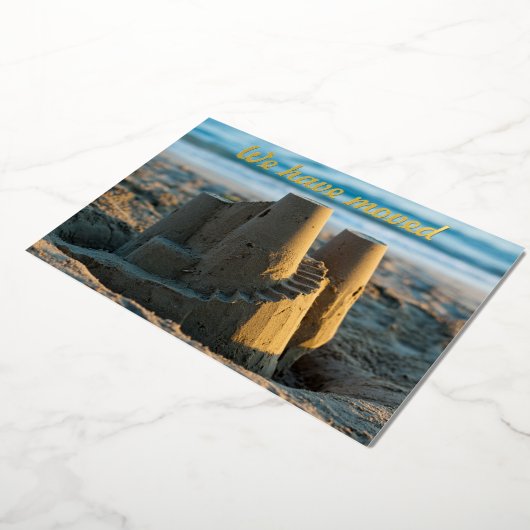 Zandkasteel We zijn verhuisd Grappige verhuisberic Folie Feestdagenkaart (Gedraaid)