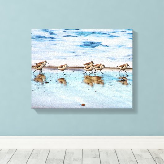 Zandpiers die langs de strand lopen canvas afdruk (Insitu (Houten vloer))